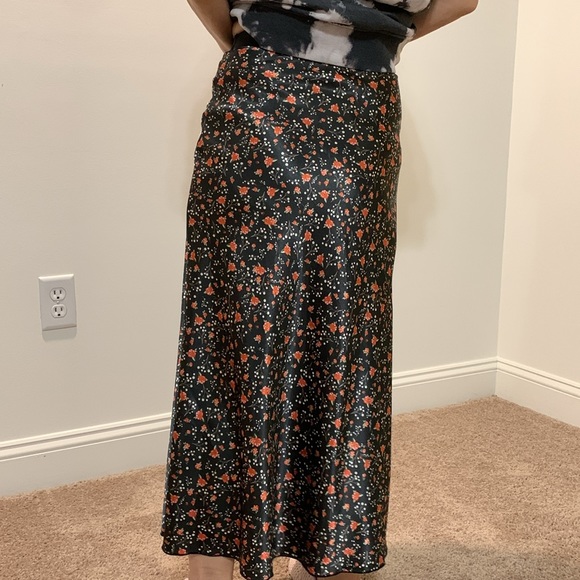 Black floral skirt from Italy - Picture 2 of 2
